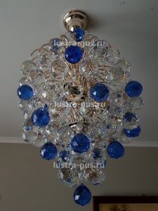 Хрустальная люстра Лора Шар 40 с синими шарами (завод Гусь-Хрустальный) в интерьере квартиры